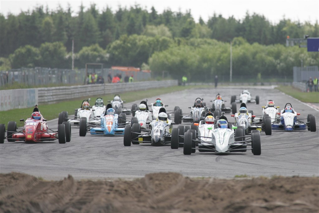 De tre titelkandidater var også i front ved Formel Ford-klassen sidste besøg på Padborg Park: her er det Michael Markussen, Lasse Sørensen og Frederik Schandorff, som kæmper om at komme først ind i første sving
(Foto: Henning Smed)